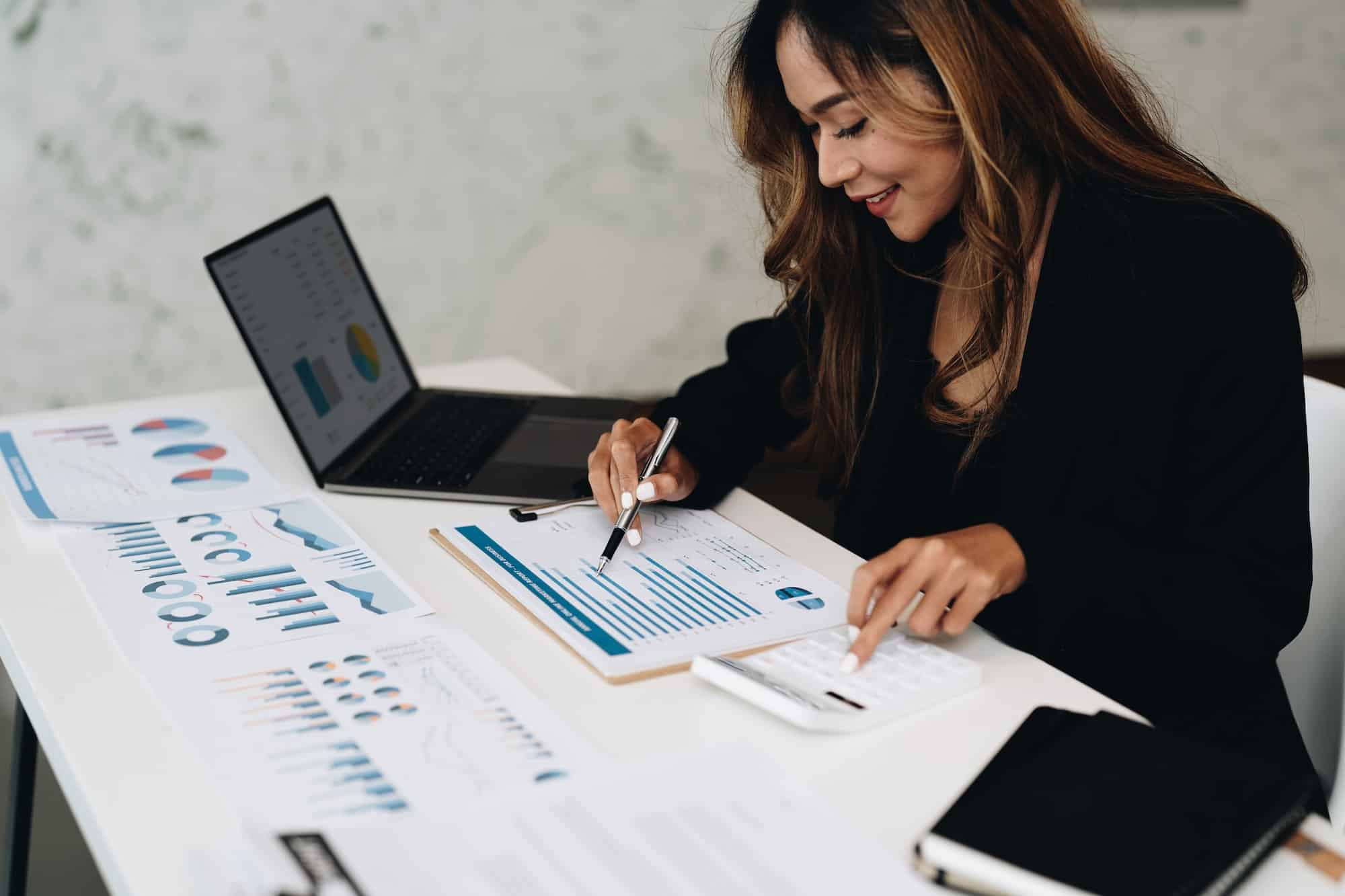 what do forensic accountants do
